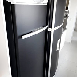 Envelopamento de geladeira com Preto Fosco
