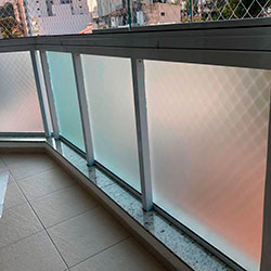 Aplicação de adesivo jateado varanda - sacada de apartamento - São Paulo - SP