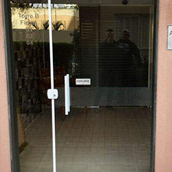 Aplicação de faixa de segurança em porta de vidro - Adesivo Jateado