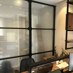 Aplicação de adesivo jateado filetado em escritório - São Paulo