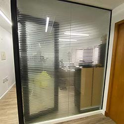 Aplicação de adesivo jateado filetado/persiana em sala de reunião - Jaguaré - São Paulo