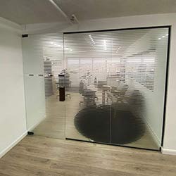 Aplicação de adesivo jateado filetado/persiana em sala de reunião - Jaguaré - São Paulo